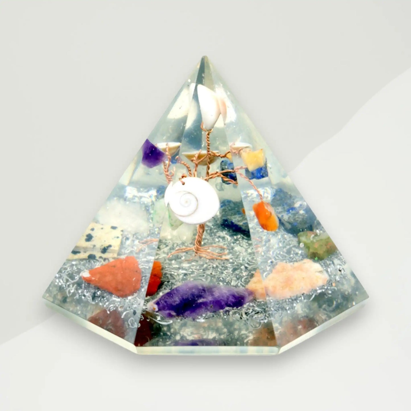 eklekticna orgonitna piramida s motivom drva mudrosti