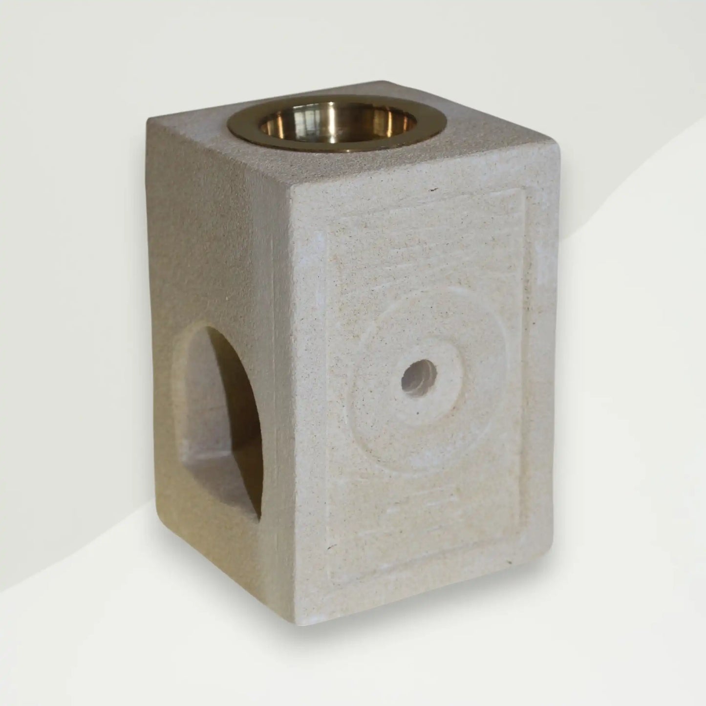 moderna aroma lampa bijeli pjescenjak i mjedena posuda 7x7 st4